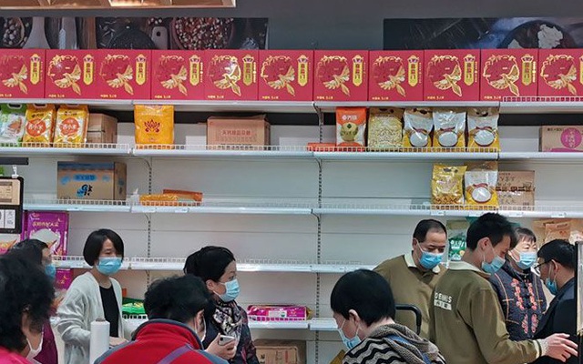 Nguyên nhân nào khiến người dân Trung Quốc tranh giành nhau, hoảng loạn tích trữ thực phẩm?