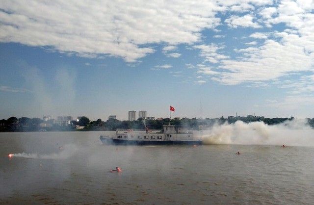  Cận cảnh hàng trăm cảnh sát diễn tập chữa cháy quy mô lớn trên sông Hồng  - Ảnh 1.