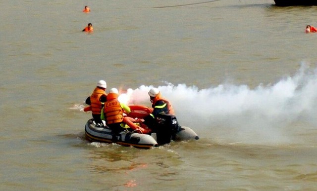  Cận cảnh hàng trăm cảnh sát diễn tập chữa cháy quy mô lớn trên sông Hồng  - Ảnh 2.