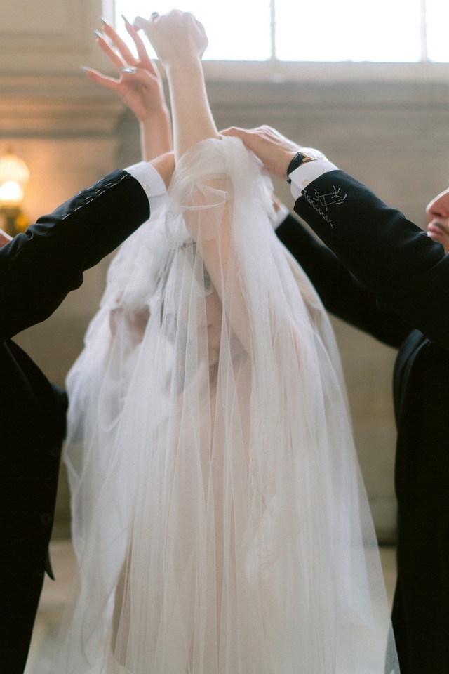 Váy cưới của cháu gái ông trùm dầu mỏ nước Mỹ: Phá bỏ điều kiêng kỵ trong hôn lễ, biết được chất liệu làm váy mà bất ngờ - Ảnh 18.
