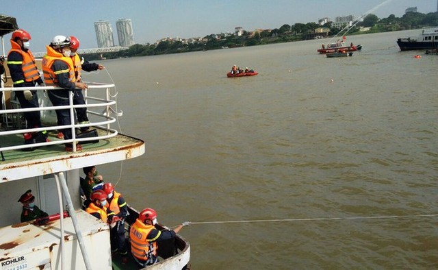 Cận cảnh hàng trăm cảnh sát diễn tập chữa cháy quy mô lớn trên sông Hồng  - Ảnh 3.