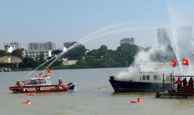 Cận cảnh hàng trăm cảnh sát diễn tập chữa cháy quy mô lớn trên sông Hồng  - Ảnh 5.