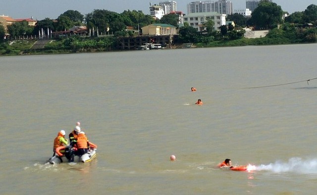  Cận cảnh hàng trăm cảnh sát diễn tập chữa cháy quy mô lớn trên sông Hồng  - Ảnh 6.