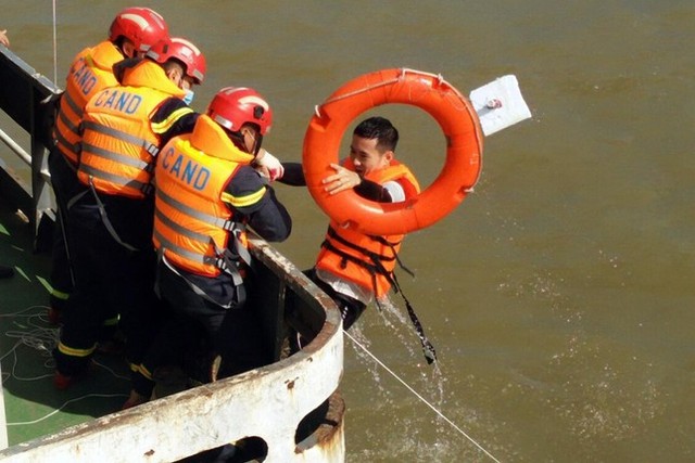  Cận cảnh hàng trăm cảnh sát diễn tập chữa cháy quy mô lớn trên sông Hồng  - Ảnh 7.