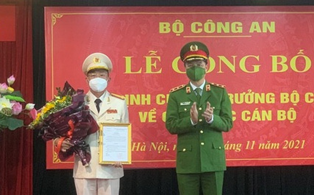 Thứ trưởng Nguyễn Duy Ngọc trao quyết định và chúc mừng Đại tá Tráng A Tủa, tân Cục trưởng Cục Xây dựng phong trào bảo vệ An ninh Tổ quốc. Ảnh: VGP