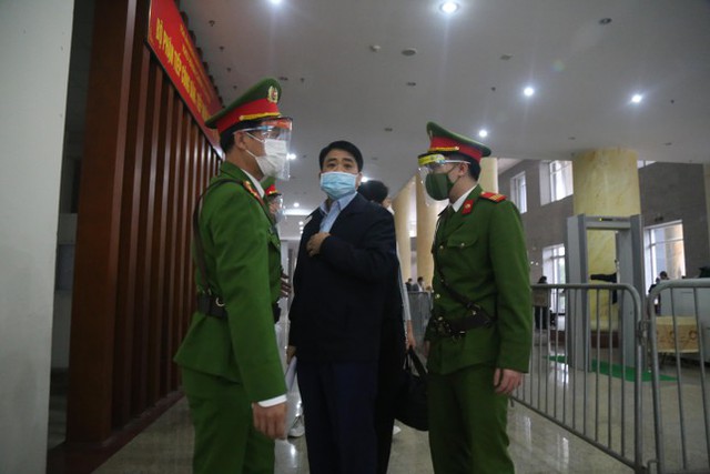 Hình ảnh cựu Chủ tịch Hà Nội Nguyễn Đức Chung được dẫn giải đến tòa  - Ảnh 2.