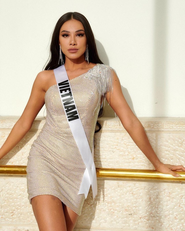 Kim Duyên lộ diện cực chặt trên trang chủ Miss Universe, tất bật cùng các thí sinh chuẩn bị cho đêm thi Bán kết - Ảnh 1.