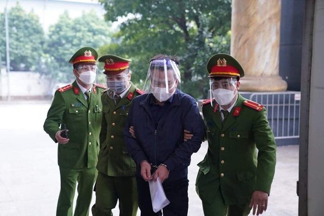 Hình ảnh cựu Chủ tịch Hà Nội Nguyễn Đức Chung được dẫn giải đến tòa  - Ảnh 4.