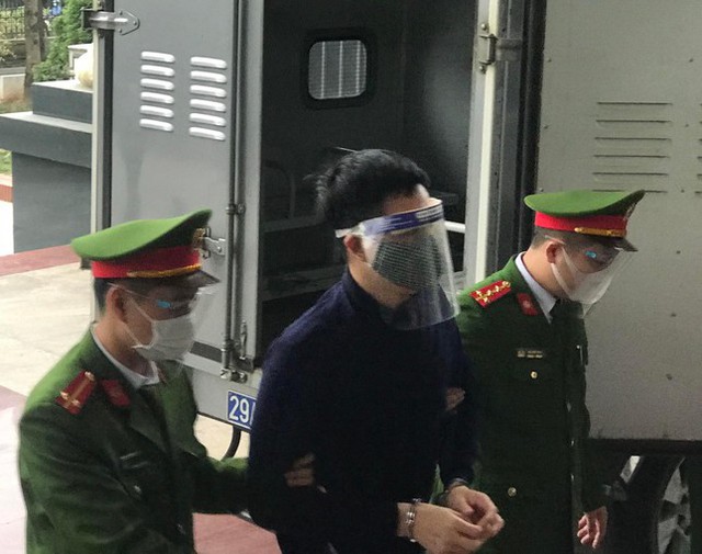Hình ảnh cựu Chủ tịch Hà Nội Nguyễn Đức Chung được dẫn giải đến tòa  - Ảnh 5.