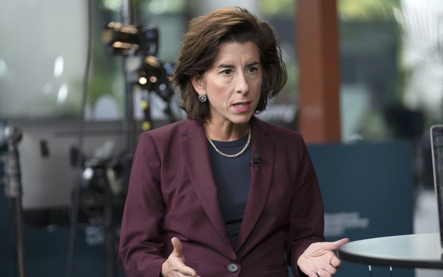 Bộ trưởng Thương mại Mỹ Gina Raimondo - Ảnh: Bloomberg