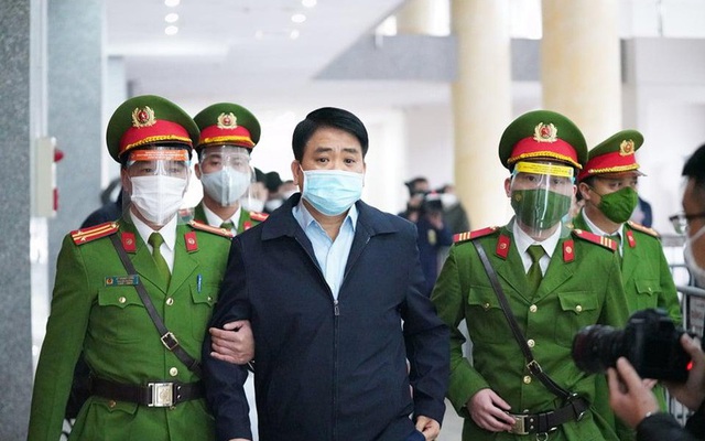 Ông Nguyễn Đức Chung được dẫn giải đến tòa.