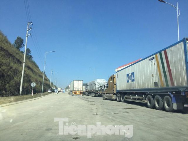  Hàng nghìn container nông sản mắc kẹt tại cửa khẩu Lạng Sơn, Quảng Ninh  - Ảnh 1.