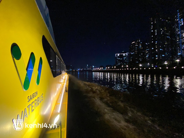 Trải nghiệm tuyến buýt đường sông được mở về đêm: Sài Gòn lên đèn lung linh, nhìn từ góc nào cũng đẹp! - Ảnh 17.