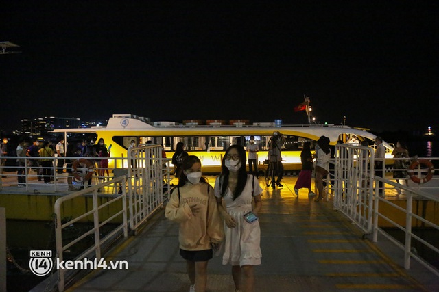 Trải nghiệm tuyến buýt đường sông được mở về đêm: Sài Gòn lên đèn lung linh, nhìn từ góc nào cũng đẹp! - Ảnh 18.