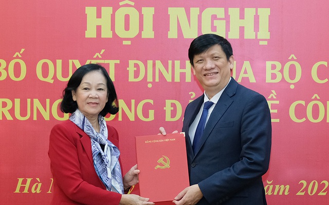 Trưởng Ban Tổ chức Trung ương Trương Thị Mai trao Quyết định của Bộ Chính trị cho Bộ trưởng Bộ Y tế Nguyễn Thanh Long. Ảnh: SK&ĐK