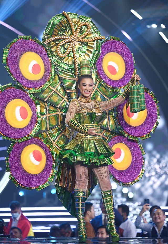 7 bộ Quốc phục ấn tượng tại Miss Universe 2021: Bánh tét Việt Nam liệu có đánh bại nữ hoàng băng giá Peru? - Ảnh 1.