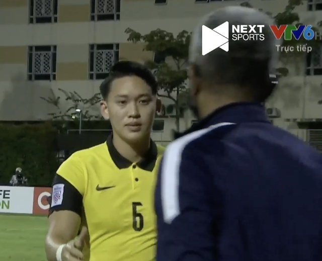 Kéo áo Công Phượng trong vòng cấm, đội trưởng Malaysia phải rời sân vì chấn thương - Ảnh 2.
