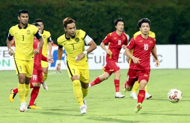 Kéo áo Công Phượng trong vòng cấm, đội trưởng Malaysia phải rời sân vì chấn thương - Ảnh 3.