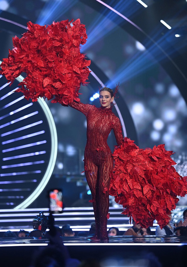 7 bộ Quốc phục ấn tượng tại Miss Universe 2021: Bánh tét Việt Nam liệu có đánh bại nữ hoàng băng giá Peru? - Ảnh 9.