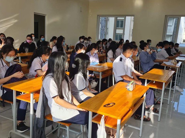  Học sinh lớp 9, 12 TP HCM cẩn trọng ngày trở lại trường  - Ảnh 1.