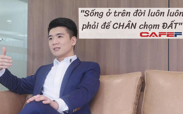 Phó Tổng Giám đốc SHB trải lòng về cách giáo dục CỰC THẤM của bầu Hiển: “Khi sống phải biết chúng ta ở đâu. Bản thân luôn luôn phải để chân chạm đất”