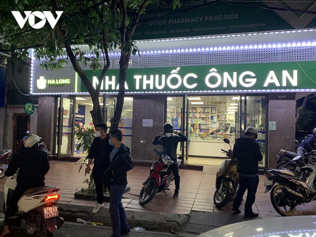  Cháy kit test COVID-19 do người dân đổ xô đi mua trong đêm  - Ảnh 2.