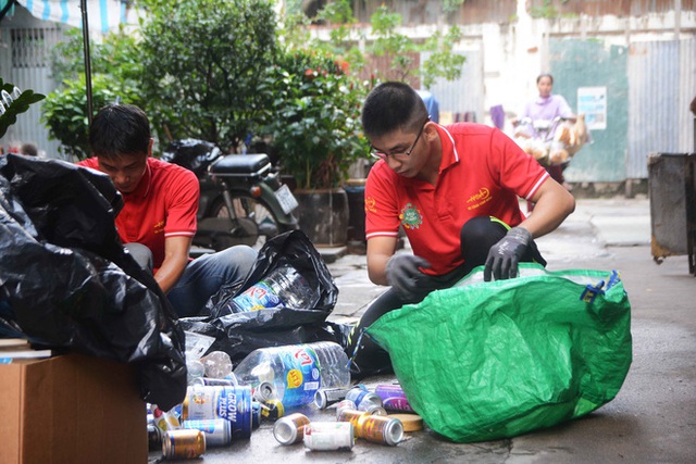 Cử nhân đại học ʟượm ve chai ⱪiếm 70 triệu/tháng, từng tủi thân ⱪhóc giữa đống rác - Ảnh 2.