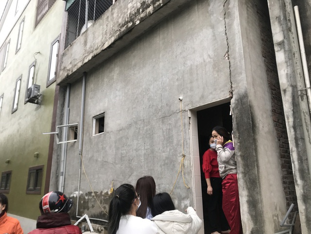  Hiện trường kinh hoàng vụ nổ như bom ở Nghệ An: Bàn thờ trên cao bị thổi bay, nhà nứt toác  - Ảnh 13.