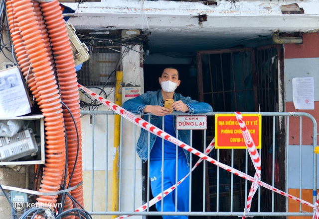 Ảnh: Quận nguy cơ cao ở Hà Nội chằng chịt chốt cứng, dây thép gai phong toả sau 2 tháng ghi nhận gần 2.000 ca nhiễm - Ảnh 3.