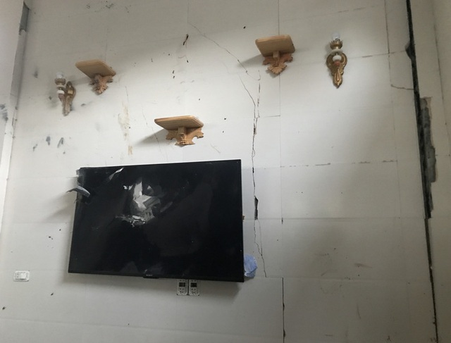  Hiện trường kinh hoàng vụ nổ như bom ở Nghệ An: Bàn thờ trên cao bị thổi bay, nhà nứt toác  - Ảnh 8.