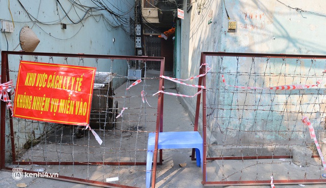 Ảnh: Quận nguy cơ cao ở Hà Nội chằng chịt chốt cứng, dây thép gai phong toả sau 2 tháng ghi nhận gần 2.000 ca nhiễm - Ảnh 8.
