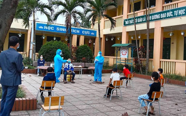 Việc Covid-19 lan vào các trường học đã ảnh hưởng đến việc học của học sinh trên địa bàn tỉnh Nghệ An.