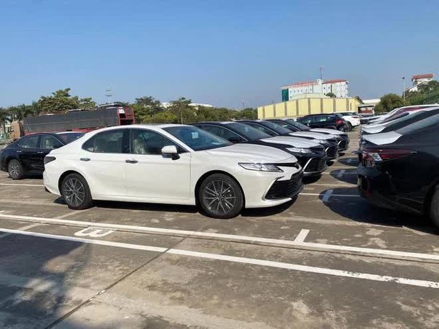 Toyota Camry 2022 chốt lịch ra mắt tại Việt Nam: Thêm bớt nhiều trang bị, chờ giá ngon để đấu Kia K5 và VinFast Lux A2.0 - Ảnh 2.