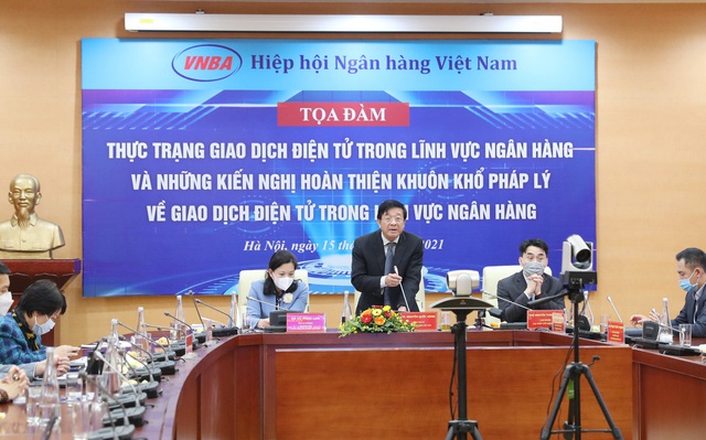 Tọa đàm "Thực trạng giao dịch điện tử trong lĩnh vực ngân hàng hiện nay và đề xuất hoàn thiện khuôn khổ pháp lý về giao dịch điện tử trong lĩnh vực ngân hàng" sáng 15/12/2021.