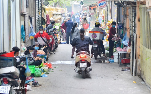 Ảnh: Hà Nội ghi nhận gần 1.000 ca mắc Covid-19 mỗi ngày, người dân vẫn chủ quan trong phòng chống dịch bệnh - Ảnh 11.