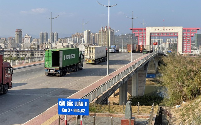 Gỡ 'nút thắt' cho hơn 1.100 container hàng tại Móng Cái