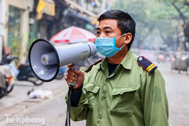 Cận cảnh kiểm tra, điều trị người nhiễm COVID-19 tại khu phố cổ Hà Nội - Ảnh 4.