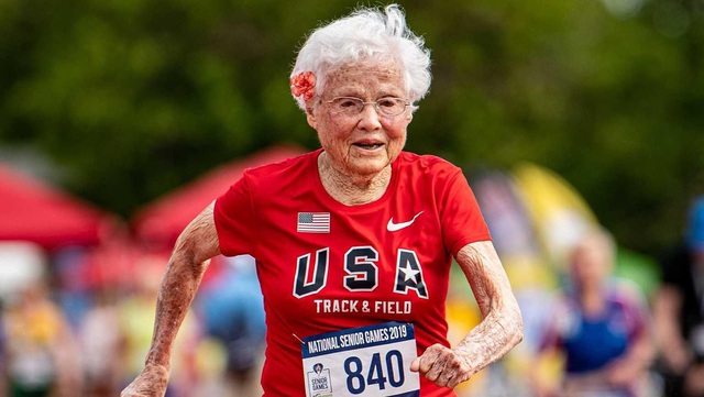 Không ai có thể tin cụ bà 105 tuổi có thể phá vỡ kỷ lục chạy 100m nhưng bí quyết và thói quen sống thọ của bà khiến tất cả vỡ oà vì chẳng mấy người làm được  - Ảnh 2.