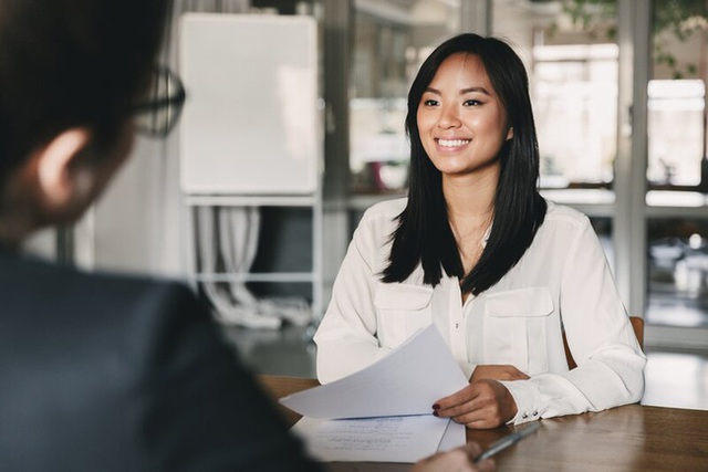 Sếp hỏi câu oái oăm: Làm sao để mò kim đáy bể, nữ ứng viên cau mày vài giây rồi trả lời quá thuyết phục, được nhận đi làm luôn - Ảnh 1.