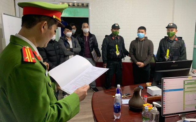 Cơ quan Cảnh sát điều tra Công an tỉnh Quảng Bình thi hành lệnh khám xét khẩn cấp nơi ở của Hoàng Trung Thương. Ảnh: CAQB