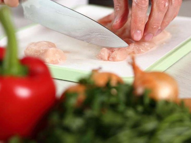 CDC Hoa Kỳ khuyến cáo bỏ qua thói quen này khi nấu nướng có thể khiến cả nhà bị nhiễm khuẩn, nguy cơ ngộ độc thực phẩm cực cao - Ảnh 2.