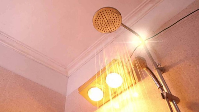 5 kiểu dùng đèn sưởi trong nhà tắm khiến da khô nứt, thậm chí dễ bị cháy nổ, điện giật, cực nguy hiểm cho người dùng - Ảnh 2.