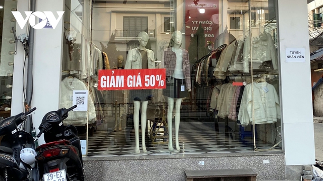 Shop thời trang “Sale sập sàn - khuyến mại khủng” khách vẫn vắng hoe - Ảnh 2.