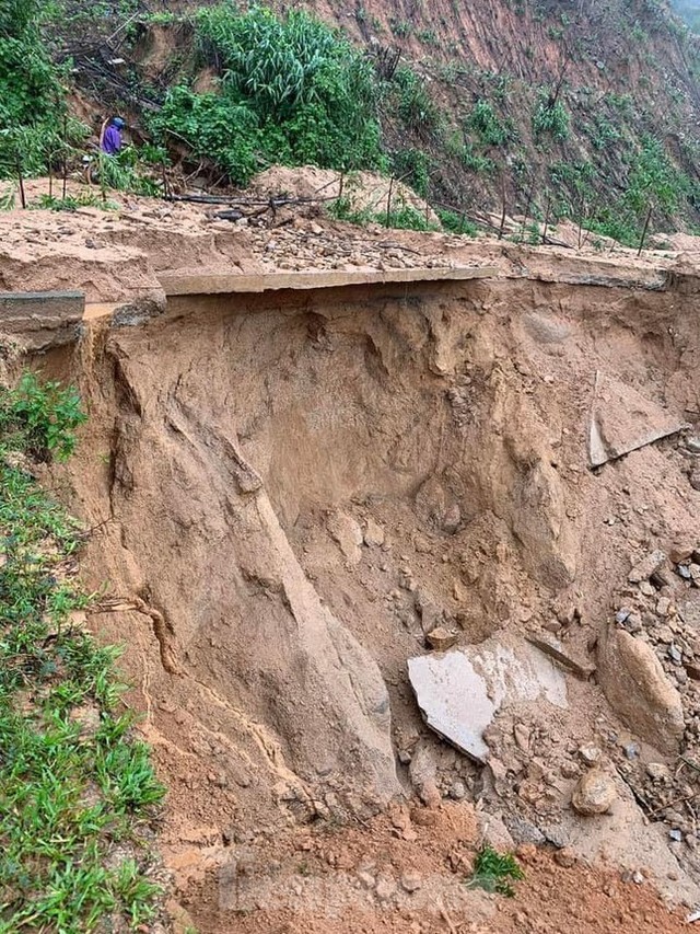  Mưa lớn gây sạt lở nghiêm trọng tại huyện miền núi ở Bình Định  - Ảnh 12.