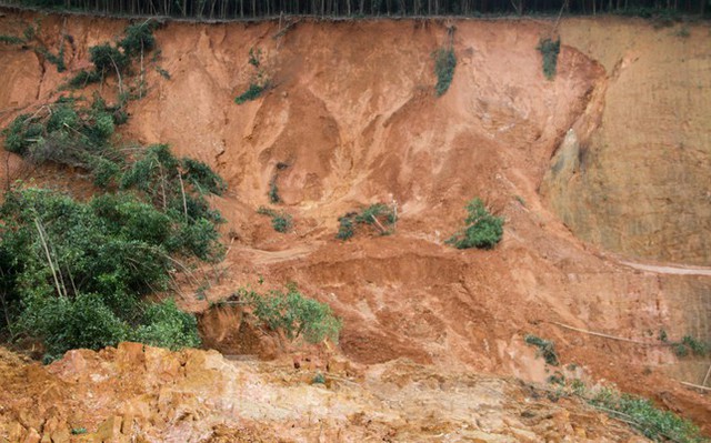  Mưa lớn gây sạt lở nghiêm trọng tại huyện miền núi ở Bình Định  - Ảnh 6.