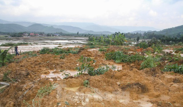  Mưa lớn gây sạt lở nghiêm trọng tại huyện miền núi ở Bình Định  - Ảnh 8.