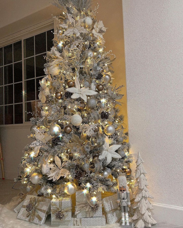 Cuộc đọ ngầm của các gia đình nổi tiếng vào dịp Noel xem ai có cây thông to và đẹp nhất, bất ngờ bởi giá trị lên tới hàng trăm triệu để vui một mùa - Ảnh 10.