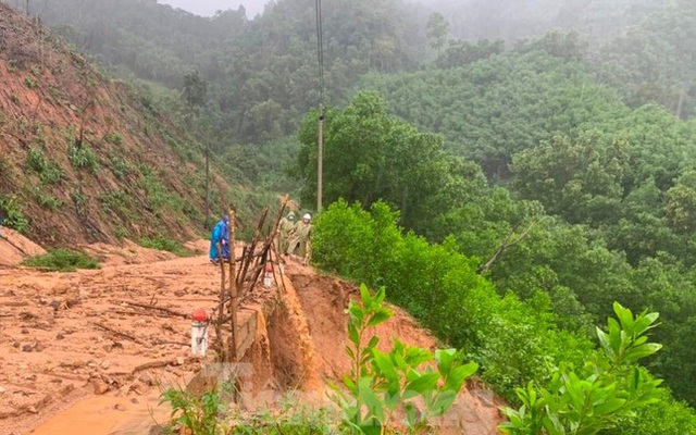 Mưa lớn gây sạt lở nghiêm trọng tại huyện miền núi ở Bình Định