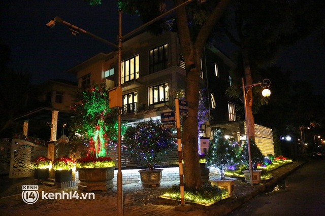 Ảnh: Khu nhà giàu Sài Gòn trang hoàng rực rỡ cho những căn biệt thự triệu USD để đón Noel và năm mới 2022 - Ảnh 11.