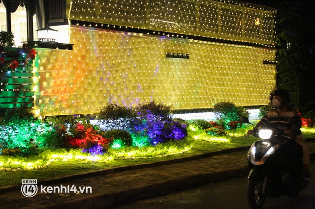 Ảnh: Khu nhà giàu Sài Gòn trang hoàng rực rỡ cho những căn biệt thự triệu USD để đón Noel và năm mới 2022 - Ảnh 14.